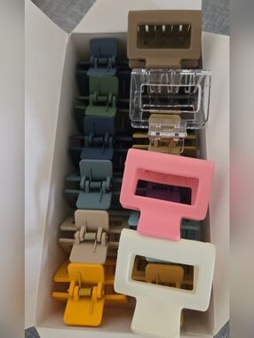 16 Hair Clips in Multicolor. Brand NEW.